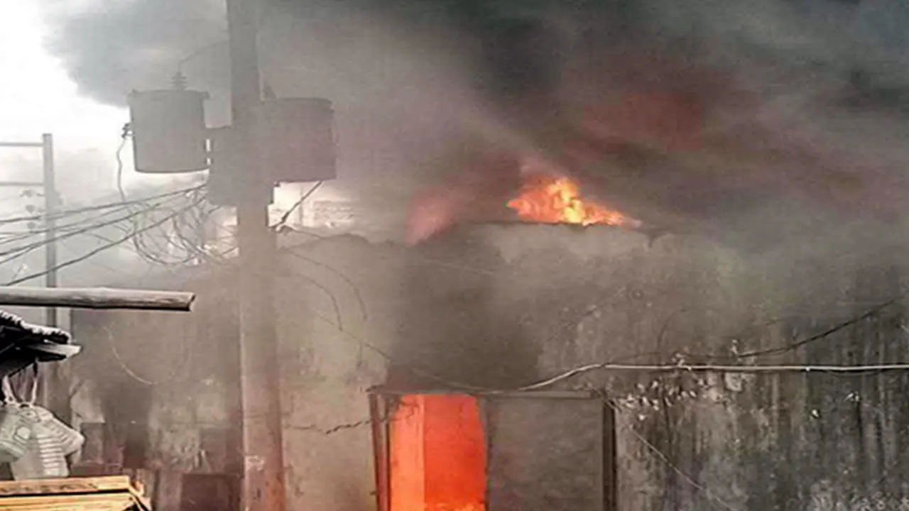 ভূমিকম্পের পর নারায়ণগঞ্জে তুলার গুদামে আগুন